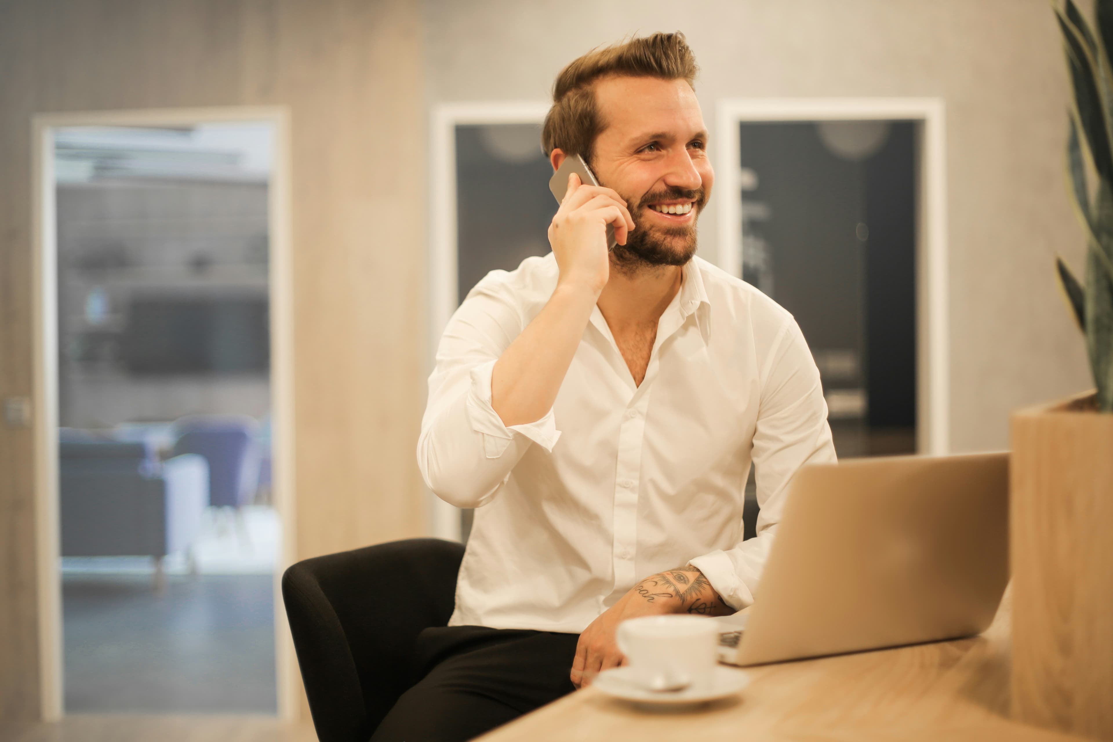 Agente inmobiliaria firmando contrato de arras con FIRMACERT