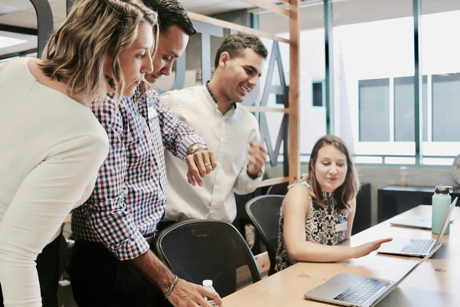 Equipo empresarial firmando contratos online con FIRMACERT