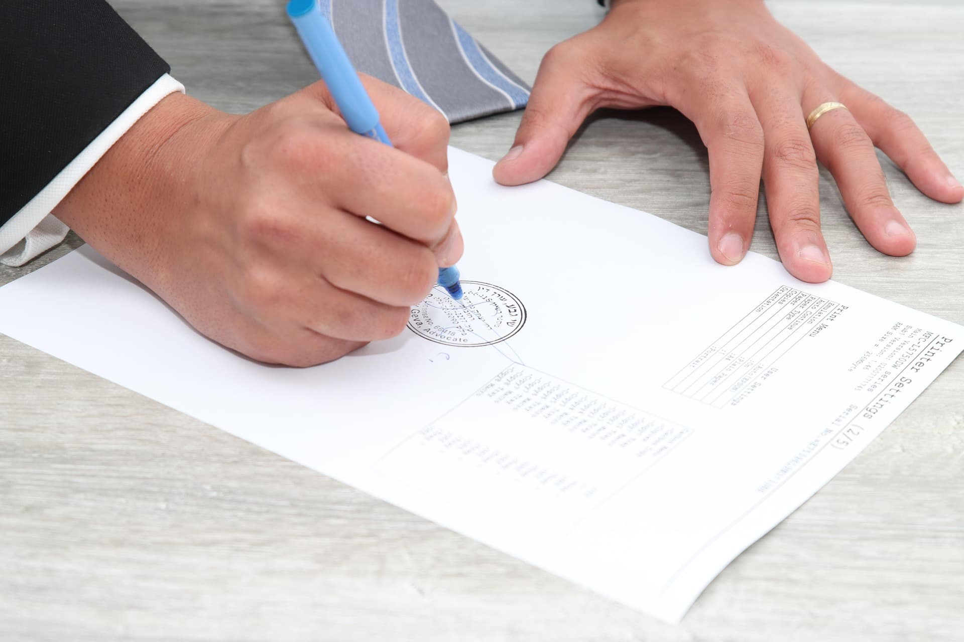 Comercial cerrando propuesta comercial con firma digital FIRMACERT