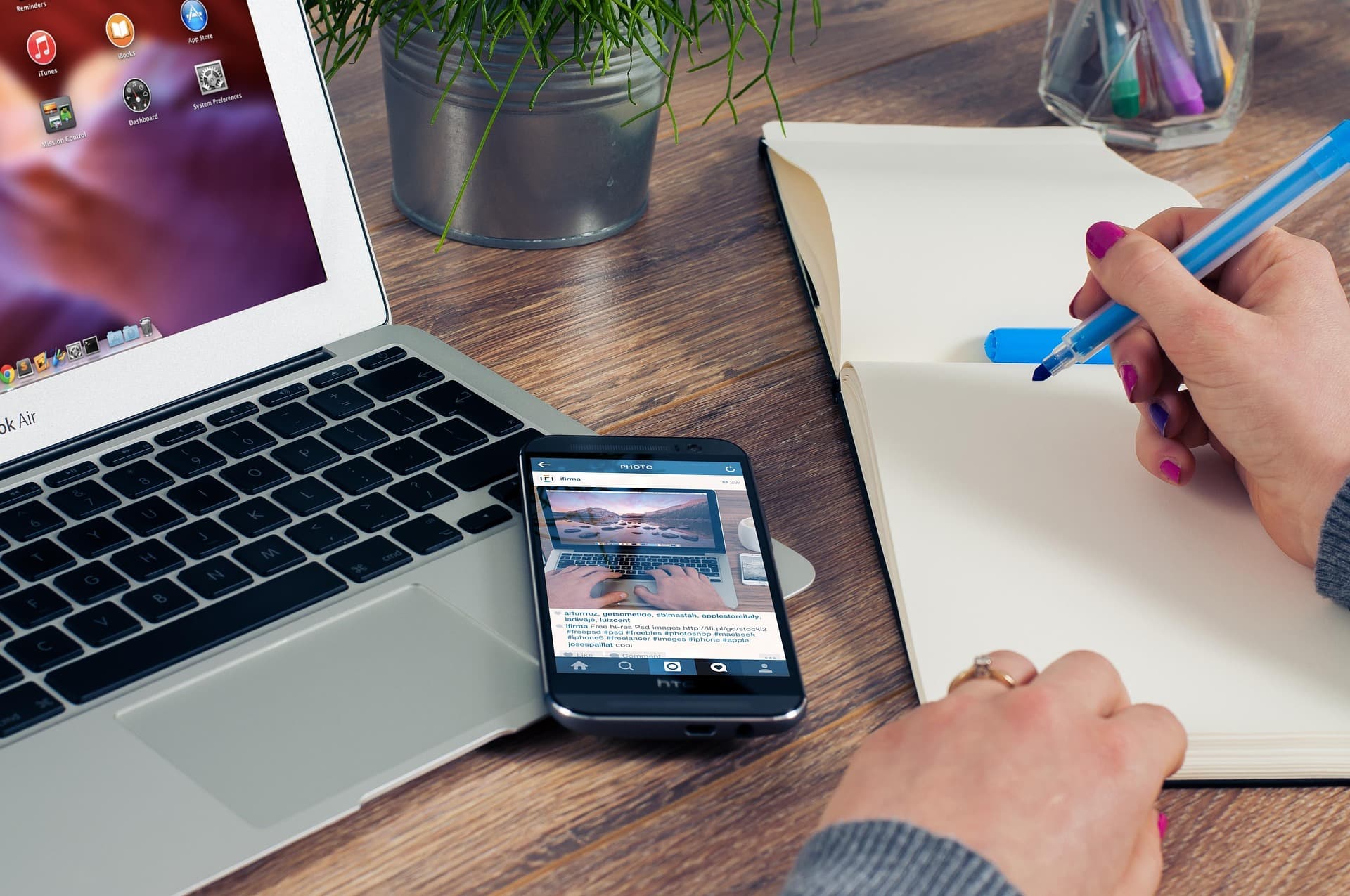 Empleado remoto firmando acuerdo de teletrabajo con FIRMACERT