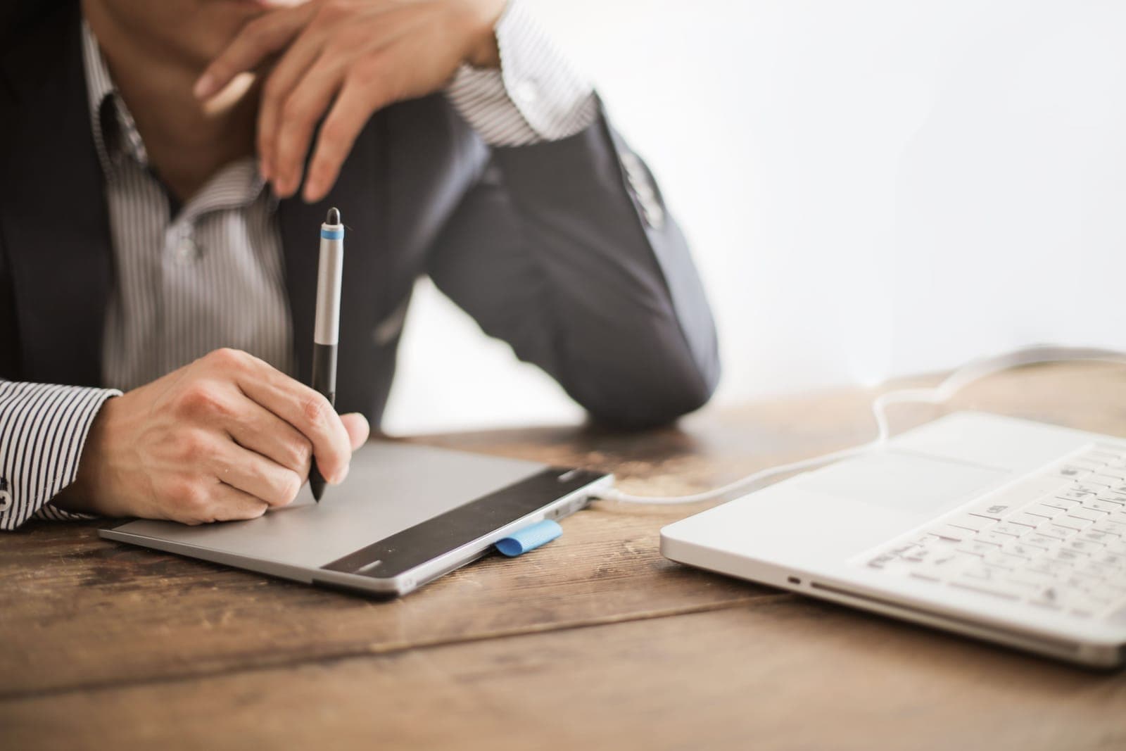 Consultor y cliente cerrando contrato de servicios