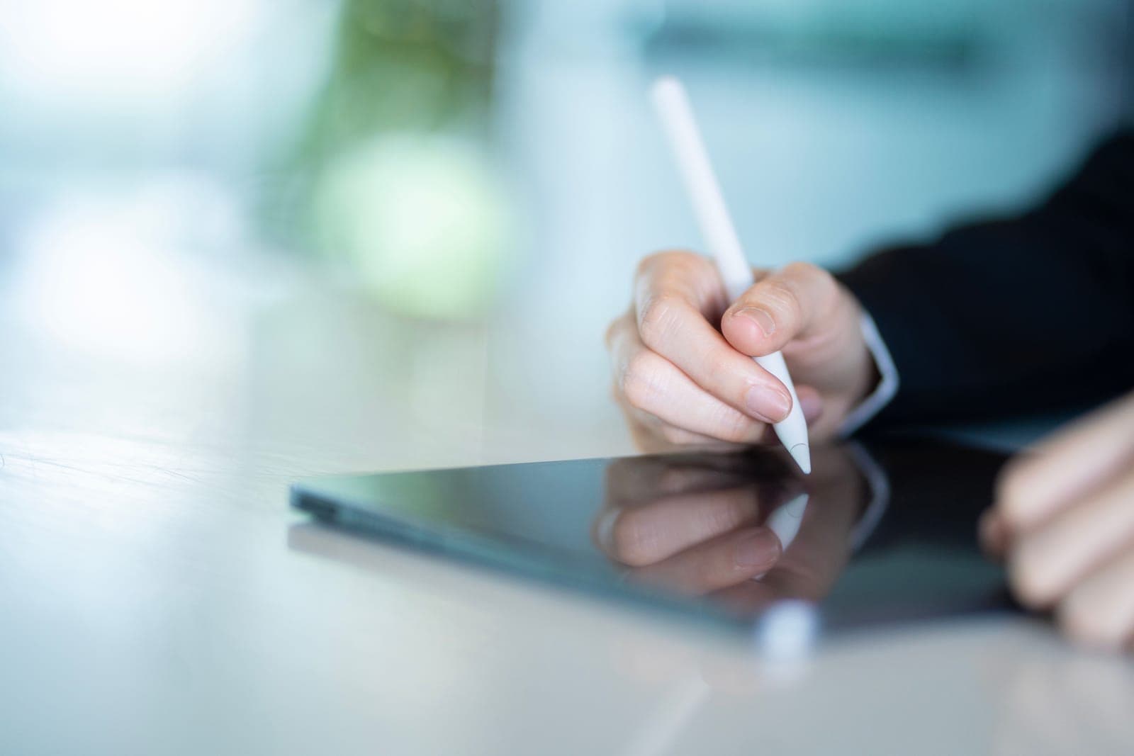 Clínica dental con firma de consentimiento en tablet