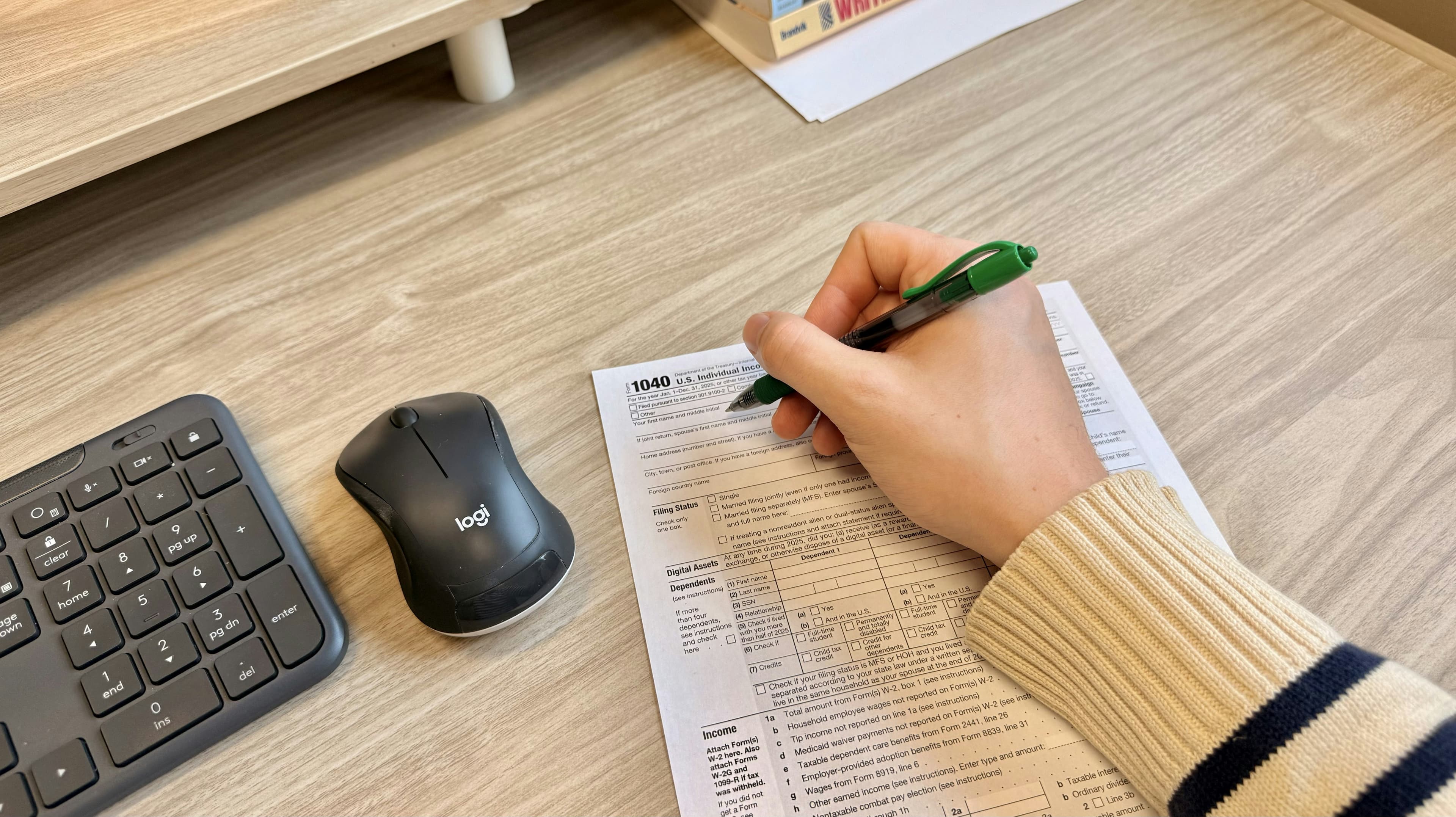 Intermediario hipotecario cerrando mandato firmado online con comprador